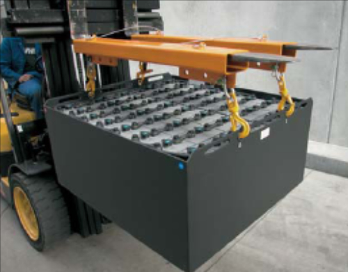 Přeprava baterie vysokozdvižného vozíku na speciálním nosiči
